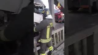 Camion si schianta sul ponte del Passo bloccati i collegamenti tra i due rami del lago di Como [upl. by Aidnis]