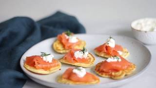 Blini met gerookte zalm [upl. by Kimberli930]