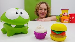 Spielzeugvideo für Kinder  Hamburger und Muffin für OmNom  PlayDoh Knetspaß [upl. by Sugden]