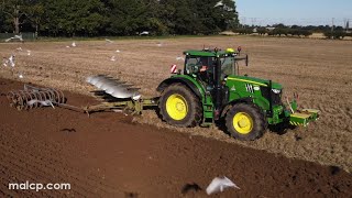 4Kᵁᴴᴰ John Deere 6215R tractor and a Dowdeswell MA 6 furrow reversible plough in Levington Suffolk [upl. by Janella269]