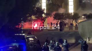 CLAMOROSO Barcellona vs Napoli 🔥 ULTRAS attaccano la Polizia 😨 [upl. by Nhabois]