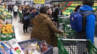 Espagne  un décret permet aux clients des supermarchés dapporter leurs propres contenants [upl. by Ail]