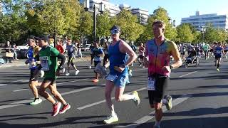 Berlin Marathon 29 September 2024 Rennen viele Teilnehmer auf beiden Seiten der Straße [upl. by Idalina]