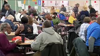 Voluntarios se unen para brindar cena a adultos mayores en el área de Chicago [upl. by Elolcin]