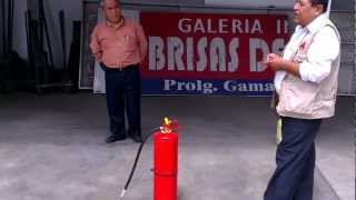 Charla informativa sobre el uso de los extintores  Galeria Brisas de Gamarra 2013 [upl. by Nissie]