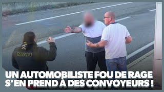 Hors de lui cet automobiliste s’en prend à des convoyeurs   Camions XXL [upl. by Nueormahc]