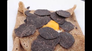 Recette de crêpe sarrasin au lard de Colonnata comté œuf et truffe noire [upl. by Gotthard243]