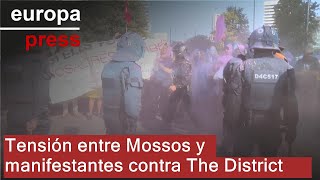 Tensión entre Mossos y manifestantes contra The District [upl. by Anileva]