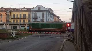 Passaggio a livello Nizza Monferrato AT espresso RomaAlba  Level crossing  Spoorwegovergang [upl. by Romulus]