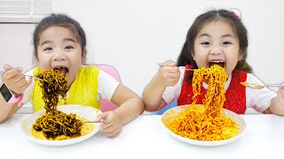 Suri and Annie Pretend Play Making Chocolate and Ketchup Black Noodles with Cooking Toys [upl. by Esenahs]