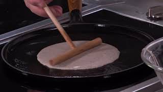 Technique Crêpes bretonnes sucrées avec la poêle en fonte Staub [upl. by Hourihan]