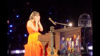 Italian crowd singing quotSEI BELLISSIMAquot to Taylor Swift [upl. by Adirf]