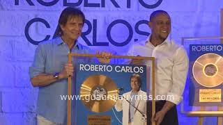 Roberto Carlos  futbolista entrega discos a Roberto Carlos  cantante en ESPAÑA [upl. by Giza150]