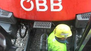 Ankuppeln der ÖBB 1116 0215 an Wagen des EC 60 im Bf Wien Westbahnhof Gleis 8 [upl. by Diraj803]