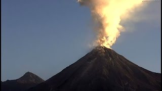 Volcán de Colima Explosión durante el amanecer del 27 de enero 2015 [upl. by Tildy]