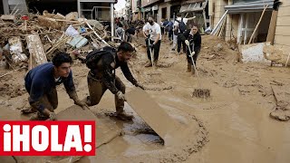 El impactante vídeo de decenas de voluntarios cantando el himno de Valencia que ha conmovido a todos [upl. by Ainud]