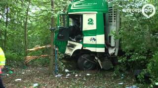 Vrachtwagen rijdt van talud A73 bij Wijchen [upl. by Yecies]