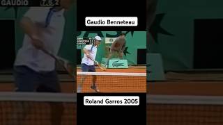 Revés a una mano y volea del Gato Gastón Gaudio vs Benneteau en la 1era ronda de Roland Garros 2005 [upl. by Llenrod402]