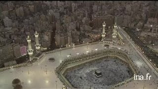 Arabie Saoudite  circumambulations et prières du soir devant la Kaaba à La Mecque [upl. by Yhtommit]