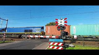 class 66 komt langs spoorwegovergang in deurne [upl. by Eitsyrc876]