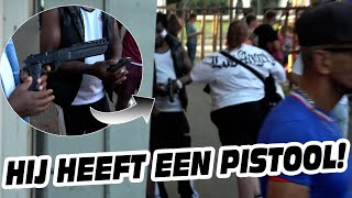 MAN LOOPT MET SHOTGUN OVER DE KERMIS [upl. by Aem]