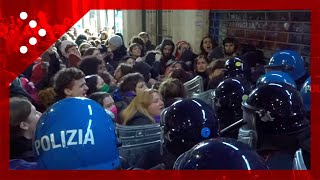 Non Una di Meno tafferugli al corteo di Roma davanti la sede di Pro Vita [upl. by Russia]