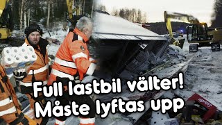 Enorm lastbil kör av vägen kan den lyftas upp  Frusna vägar [upl. by Rolecnahc]