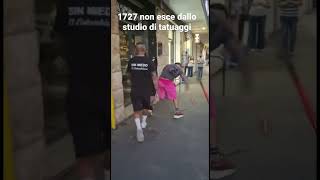 1727 viene aggredito da poeta di strada e colombiano di Niko pandetta fuori dallo studio di tatuaggi [upl. by Novia]