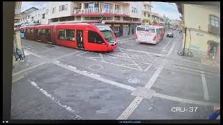 Bus de pasajeros se impactó contra el tranvía de Cuenca [upl. by Anavahs690]