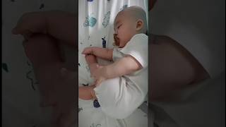 Smart baby coaxes himself to sleep funny cutebaby [upl. by Eahsed]