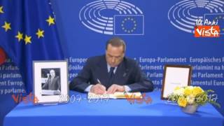 Berlusconi a mani giunte davanti al feretro di Helmut Kohl [upl. by Navert650]