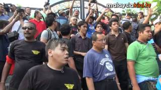 The Anwar Verdict PekidaPerkasa supporters backingoff into the mosque [upl. by Igic]