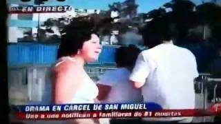 Golpean a periodista de CHV en medio de noticia de incendio en cárcel de San Miguel [upl. by Airotnahs92]