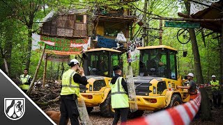 Einsatz am Hambacher Forst RWE räumt Barrikaden von KohleGegnern [upl. by Hsoj776]