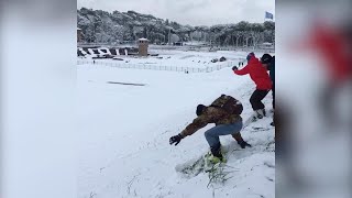 Neve a Roma la discesa con gli sci al Circo Massimo il video virale [upl. by Ecinahc]