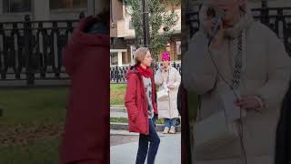 УЛИЧНАЯ ПЕВИЦА МОСКВА РФ THE GIRL IS A STREET SINGER MOSCOW RF subscribe like share [upl. by Mcwherter]