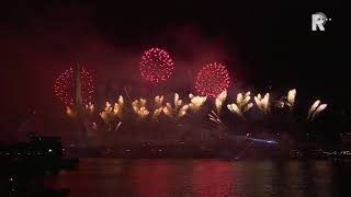 2019 begint met spetterend vuurwerk bij Erasmusbrug [upl. by Angelita]