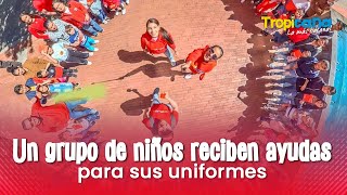 Un grupo de niños reciben ayudas para sus uniformes [upl. by Ronalda]