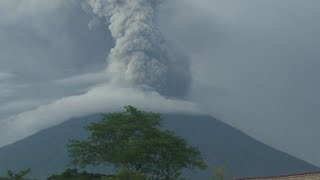 Vulcano Agung aeroporto di Bali chiuso per altre 24 ore [upl. by Anilah]