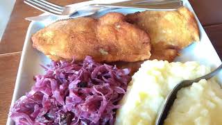 Comida típica alemã Eisbein Weisswurst e Sauerkraut [upl. by Armbruster255]