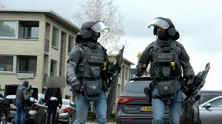 Aankomst Arrestatieteam Dienst Speciale Interventies en inval na verward gedrag in woning in Almere [upl. by Aniri]