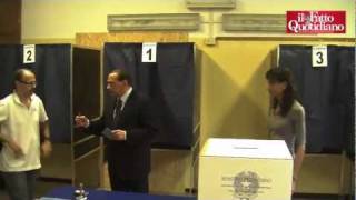 B al voto tra applausi e fischi [upl. by Torto312]