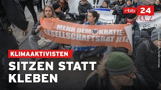 Letzte Generation blockiert Warschauer Brücke in Berlin [upl. by Eimot]