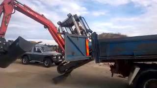 chargement extrême dune mini pelle kubota dans un camion benne [upl. by Job]