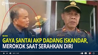 Gaya Santai AKP Dadang Iskandar Pelaku Polisi Tembak Polisi di Solok Merokok Saat Serahkan Diri [upl. by Yllib422]