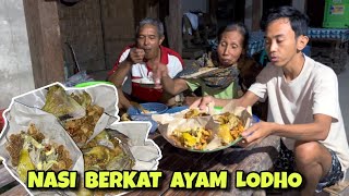 Hujan  hujan makan nasi berkat ayam lodho ‼️ Emak Darti makan bersama keluarga [upl. by Gowrie]