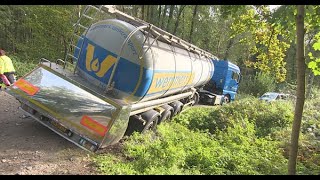 LKW umgeht A3 Kontrollstelle und landet auf Feldweg in gefährlicher Schieflage [upl. by Hickie657]