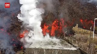 Drone Aliran Lava Gunung Cumbre Vieja Di Rumah Warga [upl. by Anide531]