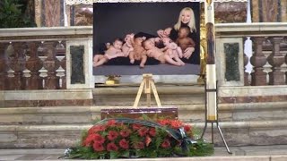 Funerali Raffaella Carrà il feretro nella basilica di Santa Maria in Ara Coeli [upl. by Notelrac]