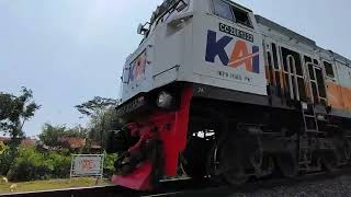 KA Joglosemarkerto CC2061322 ngebutt dijembatan Renville [upl. by Anillehs]